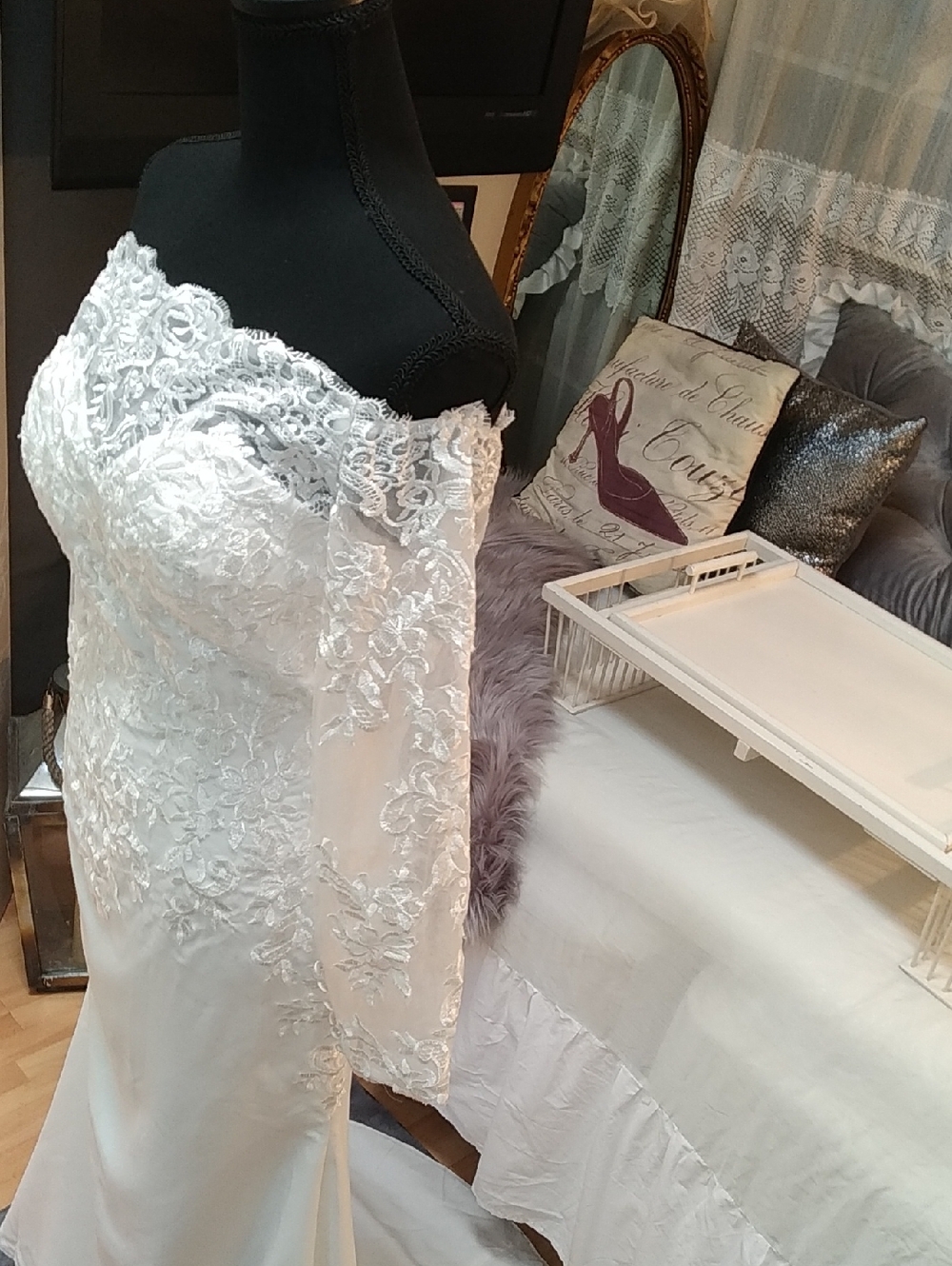 Elegant Off-Shoulder White Lace Bridal Wedding Gown